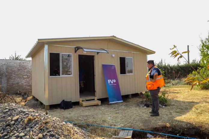 Ministra Fernández encabeza entrega de primeras viviendas de emergencia por incendios en la comuna de San Nicolás