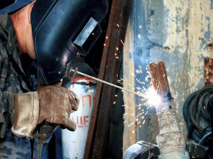 ¿En qué debemos fijarnos al momento de contratar un soldador?