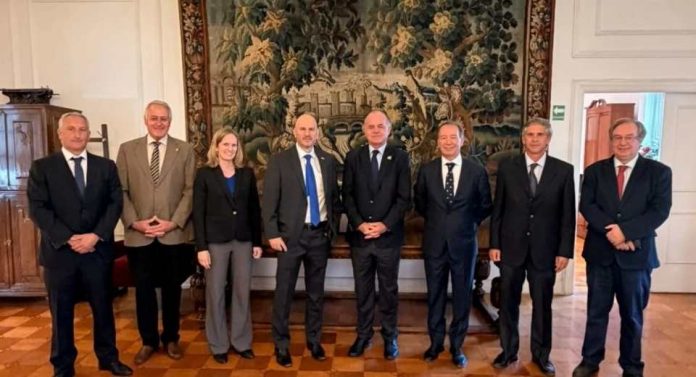 Frutas de Chile destaca conversaciones para destrabar Systems Approach en reunión de gremios del agro y embajador de EE.UU. en Chile