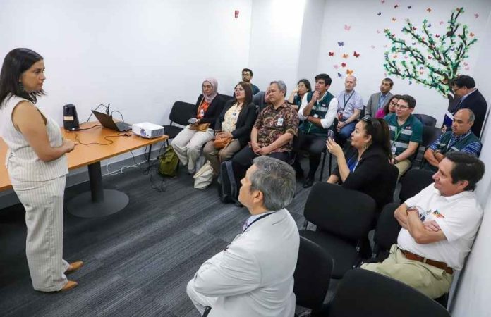 Ministra de Agricultura recibe a delegación de Indonesia que verifica en terreno controles del SAG en el Aeropuerto de Santiago Ministra de Agricultura recibe a delegación de Indonesia que verifica en terreno controles del SAG en el Aeropuerto de Santiago