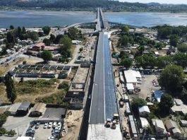 El Ministerio de Obras Públicas (MOP) de la Región del Biobío, por medio de la dirección de Vialidad, informó acerca de los avances en el proceso de asfaltado de la superestructura, también de la instalación de barreras laterales de hormigón, entre otros aspectos. Así lo confirmó el seremi de Obras Públicas, Hugo Cautivo, quien expresó que “estamos ya entrando en una etapa final de lo que es el viaducto Chacabuco, con los trabajos de asfaltado de la superficie de rodado, que en poco tiempo más permitirá transitar por este lugar”. “En este minuto estamos terminando lo que son las pavimentaciones, lo que son los muros aledaños. Esperamos que durante los primeros días de marzo esto ya esté terminado en lo que es el área de trabajo del viaducto Chacabuco”, dijo Cautivo. La obra, que ya cuenta con la instalación completa de sus vigas estructurales, tiene como prioridad enfocarse en los acabados finales, como las aceras de hormigón y ciclovías. Por otro lado, en el nuevo anfiteatro de San Pedro de la Paz se progresa con las gradas, en un espacio que permitirá la realización de actividades culturales, recreativas, y que va a implicar de alguna forma un aporte al desarrollo”, destacó la autoridad del MOP. Respecto de los plazos, Cautivo adelantó que “tuvimos que realizar una modificación del convenio de este contrato por el cambio de normativa en materia de iluminación, lo que también significó un cambio de diseño. Ya con esas autorizaciones vamos a empezar recién con la ejecución de obra de todo lo que es el proyecto de iluminación a partir de marzo de este año y por lo mismo la fecha de término, desde el punto de vista contractual se proyecta para junio de este año”. Se estima que el viaducto esté finalizado en junio del 2026, con el objetivo de aportar notoriamente a la reducción de tiempos de viaje y la descongestión vial en la comuna de San Pedro de la Paz y la conexión con Concepción.