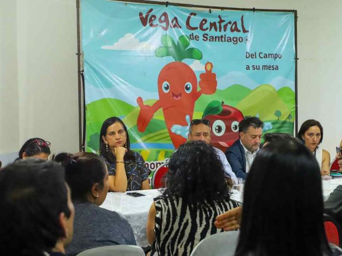 Gobierno coordina apoyos tras incendio en La Vega Central y descarta impacto en precios